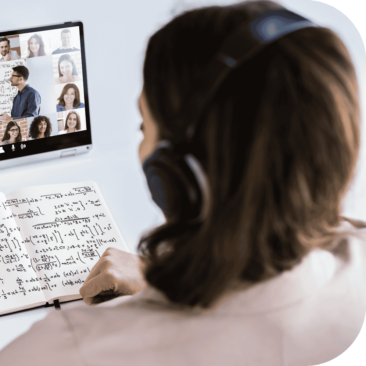 Cette femme assiste à une formation marketing en virtuel de wordpress en compagnie de tous ses collègues.