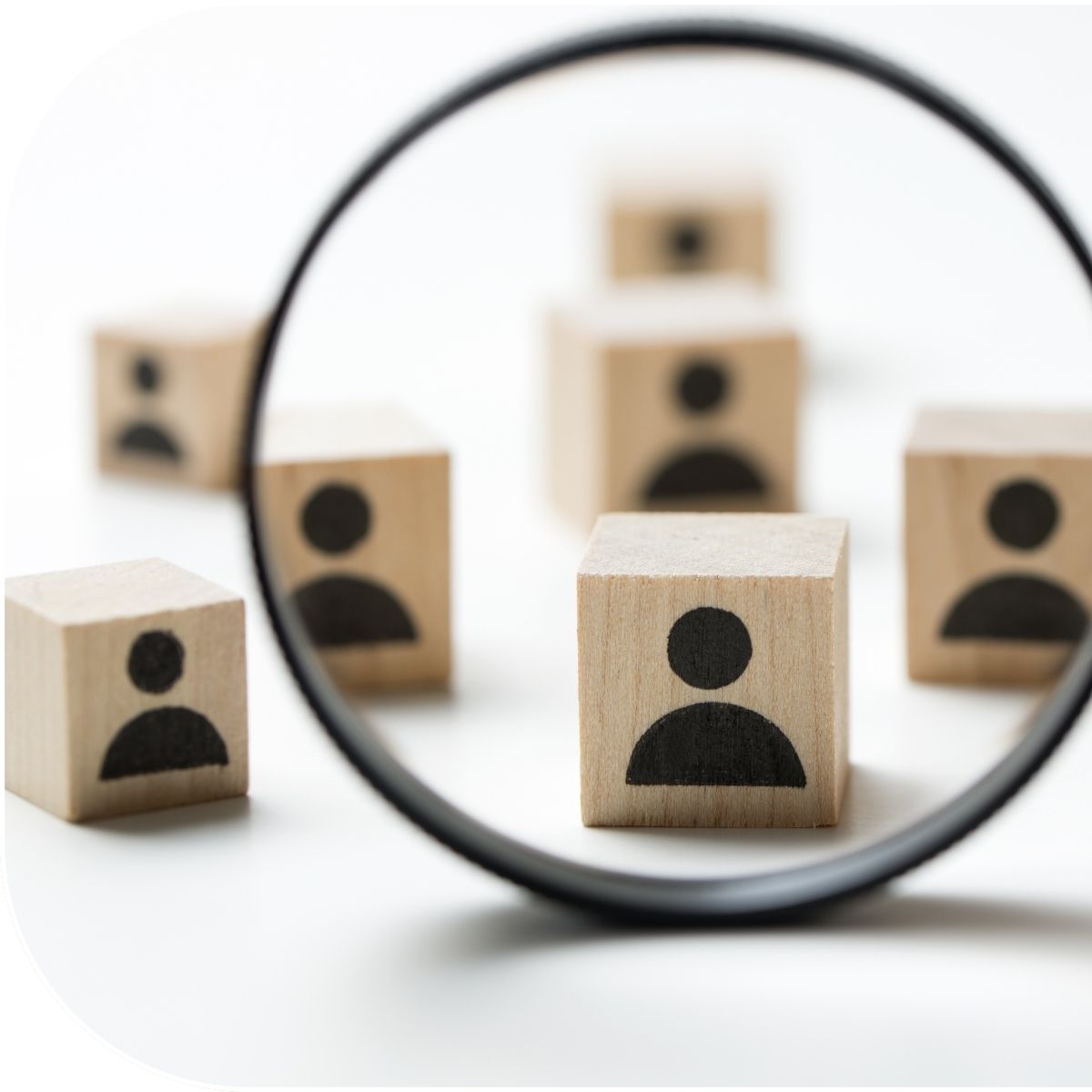 Loupe faisant référence à un employeur qui recherche des candidats potentiels comme des ressources marketing externes pour travailler pour lui.