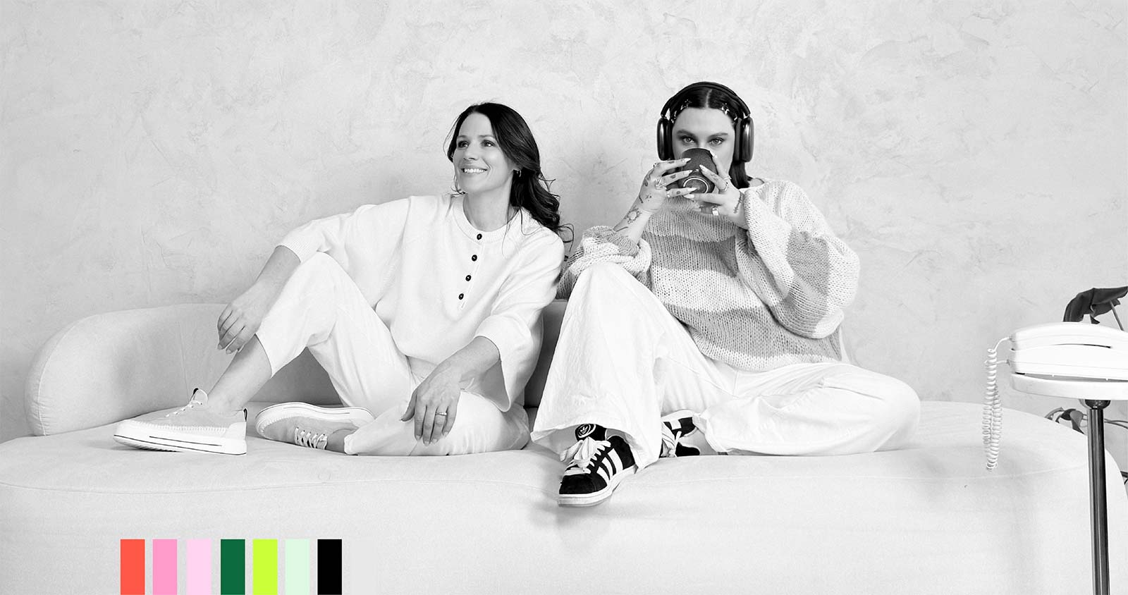 Annie St-Pierre, fondatrice et directrice de l'agence ainsi qu'Alyssa Lemire, son employé, toutes deux assises pour parlé d'elles et raconter leurs histoires.